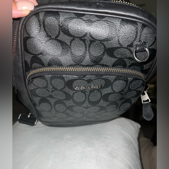 Coach Gotham Pack, color black. Over the shoulder. Authentic - Picture 7 of 16
